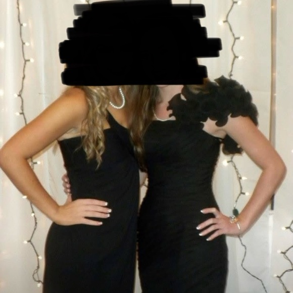 Elegant Black Evening Gown - Picture 3 of 3